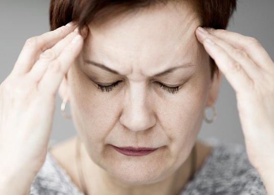 כאבי ראש-אישה מבוגרת